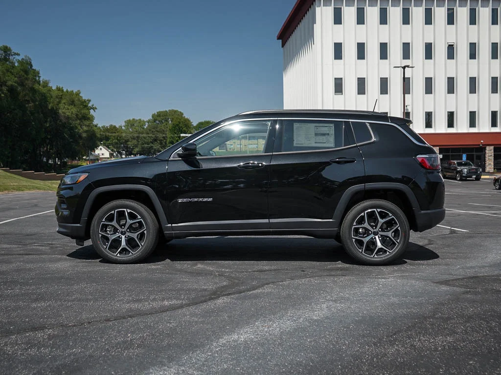 New 2026 Diamond Black Crystal Pearlcoat Jeep Limited image 3