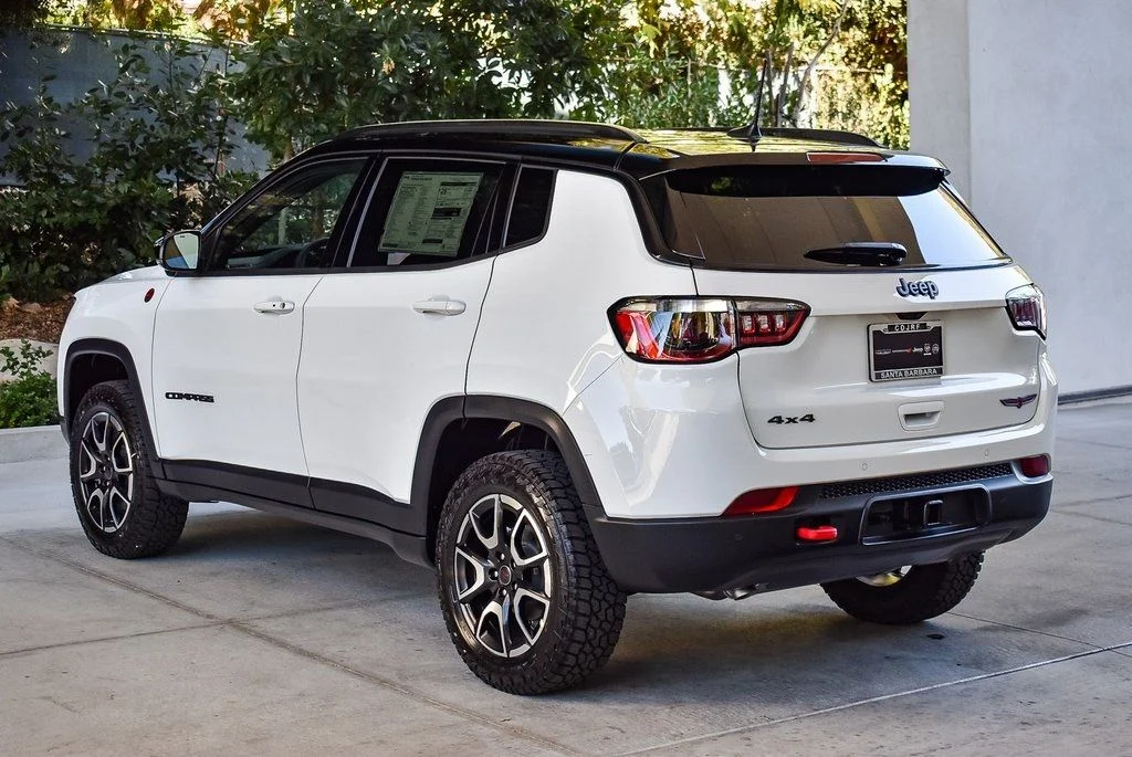 New 2026 Bright White Clear-Coat Exterior Paint Jeep Trailhawk image 4