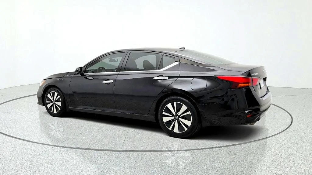 Used 2022 Super Black Nissan 2.5 SV Sedan image 7