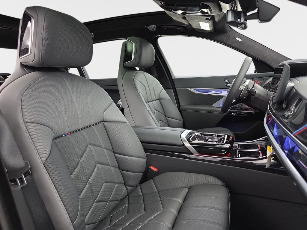 2026 BMW 7 Series 760i - Photo 9