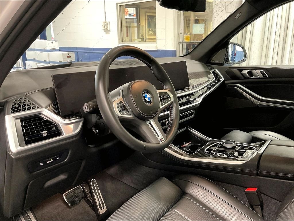 Used 2025 White BMW M60i image 8