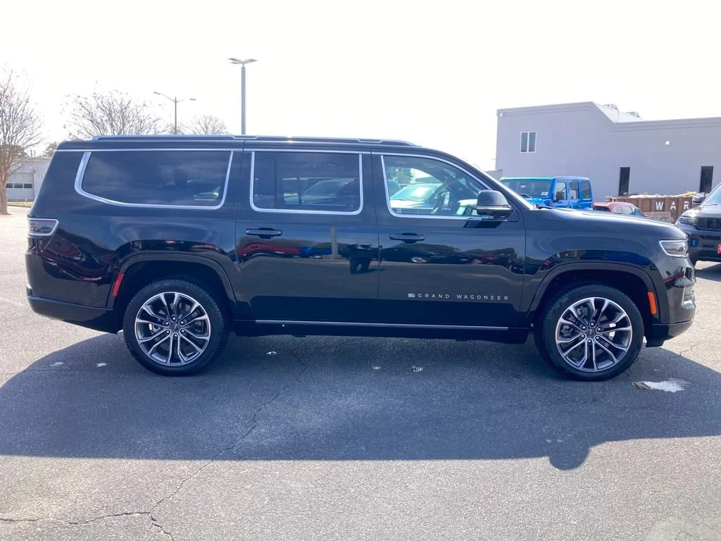 New 2024 Diamond Black Crystal Pearl-Coat Exterior Paint Jeep Series III image 7