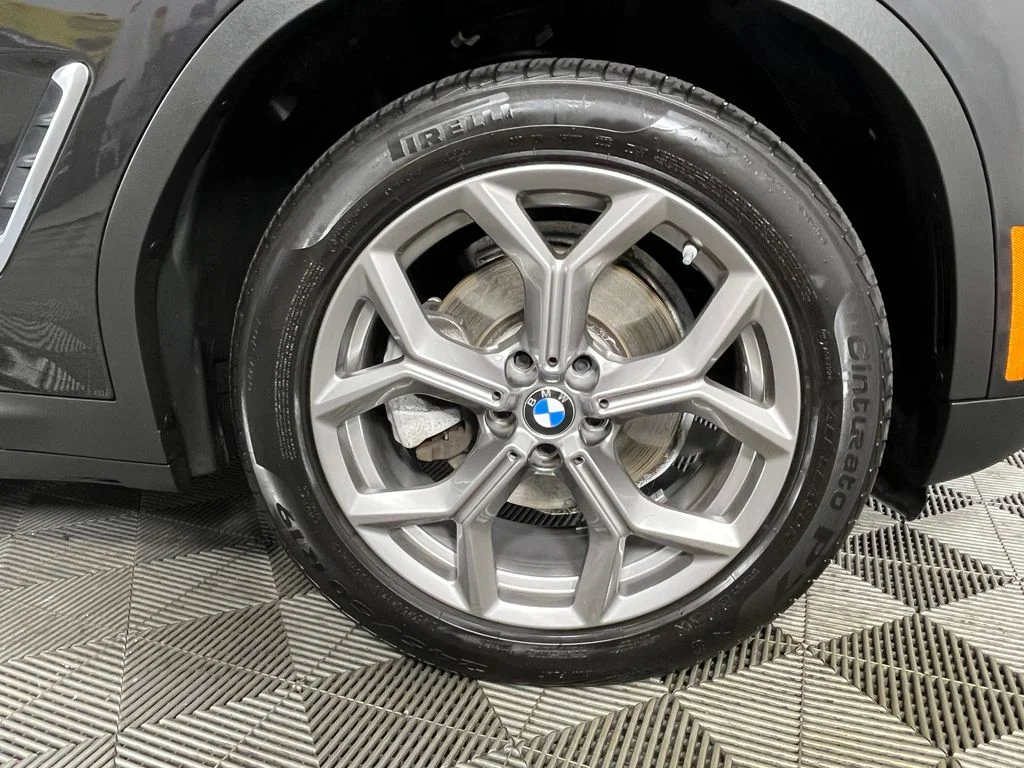 Used 2024 Gray BMW xDrive30i image 14
