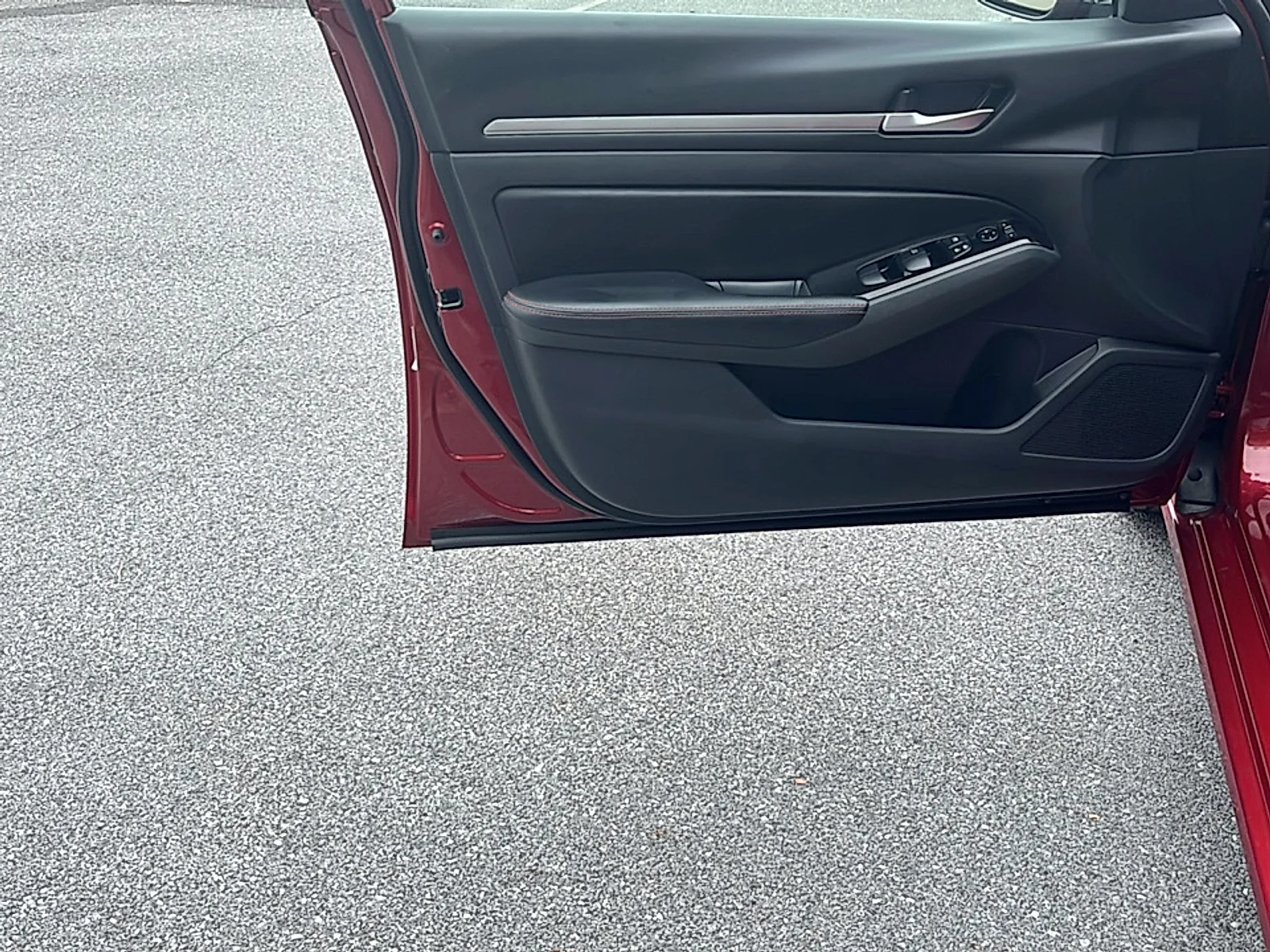 Used 2024  Nissan SR FWD image 6