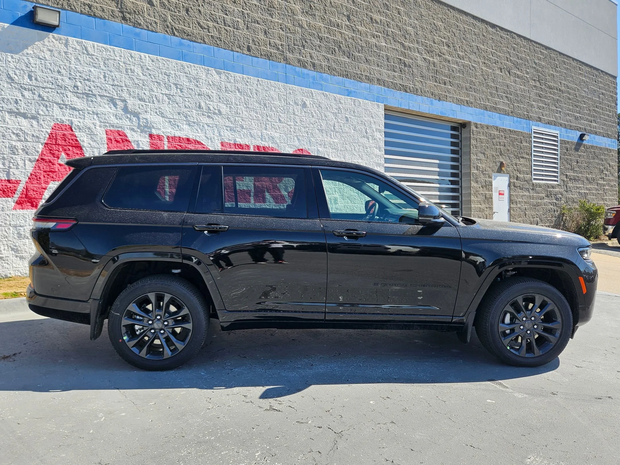 New 2026 Diamond Black Crystal Pearlcoat Jeep Limited Reserve image 8