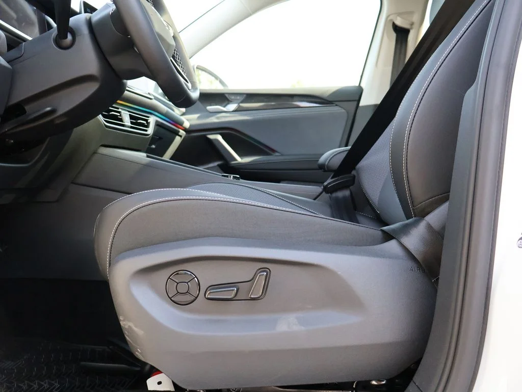 New 2026 White Volkswagen 2.0T SE image 10