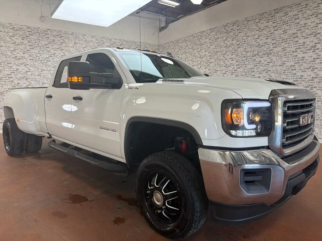 Used 2018 Summit White GMC Base image 1