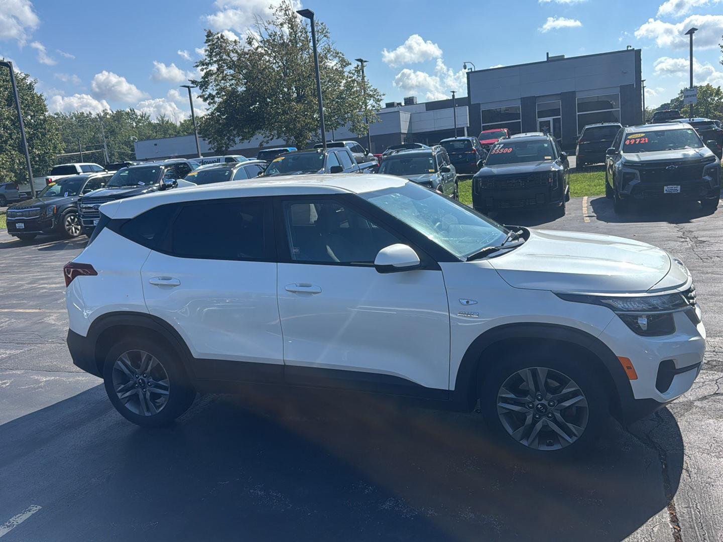 Used 2021 Snow White Pearl Kia LX image 10