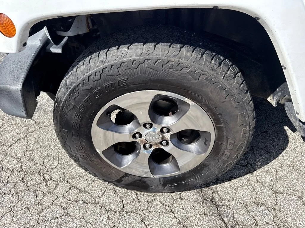 Used 2017  Jeep Unlimited Sahara image 8