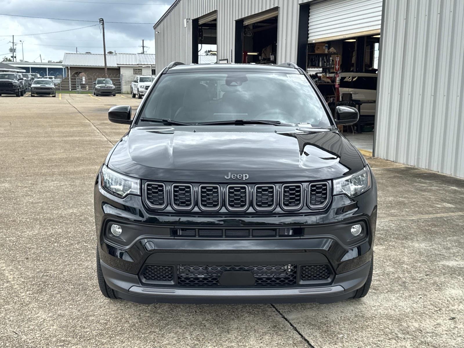 New 2026 Diamond Black Crystal Pearlcoat Jeep Latitude Altitude image 2
