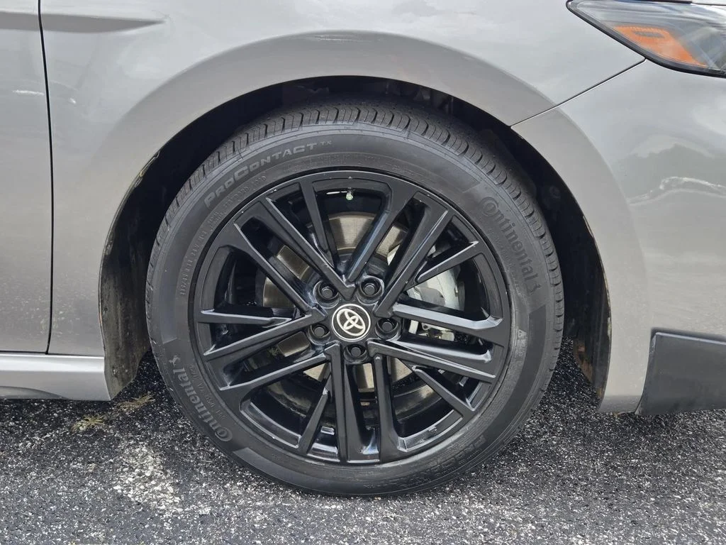 Used 2025  Toyota SE image 3