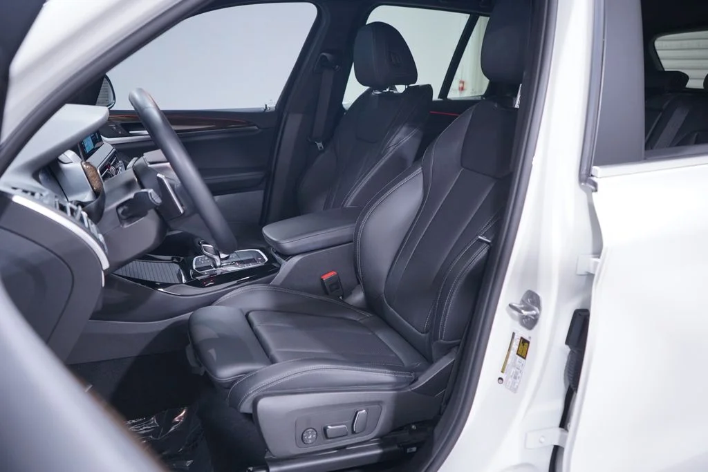 Used 2024 Alpine White BMW sDrive30i image 7