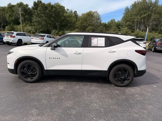 Used 2024 Summit White Chevrolet LT image 9