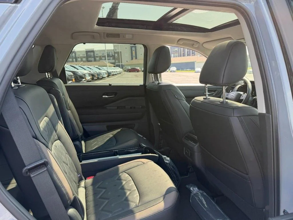New 2026 Boulder Gray Pearl Nissan Platinum image 4