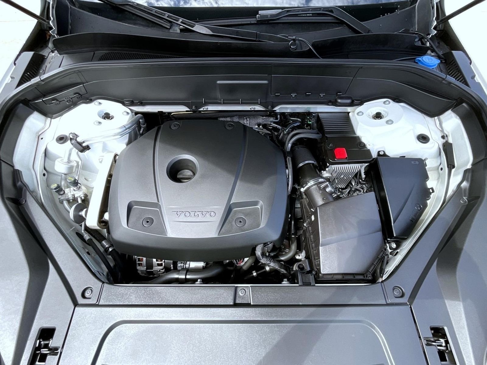 Used 2020 White Volvo T5 Momentum image 27