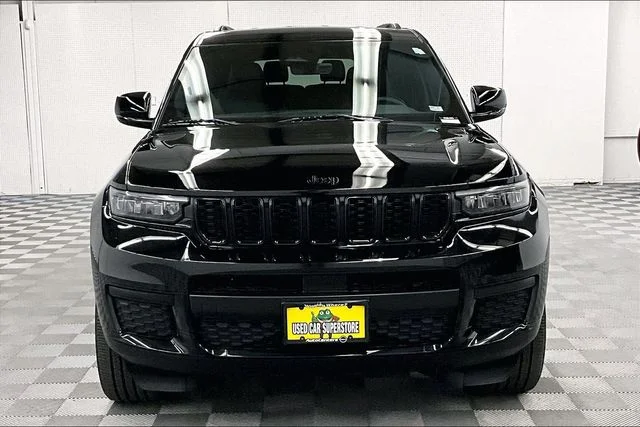 Used 2025 Diamond Black Crystal Pearlcoat Jeep Altitude image 4