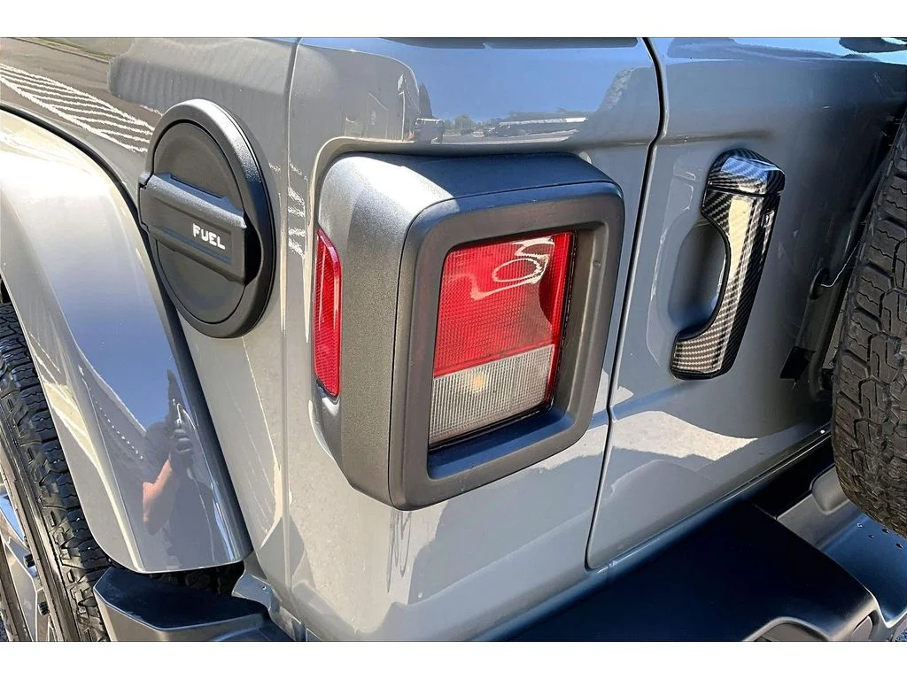Used 2023 Grey Jeep Sahara image 27