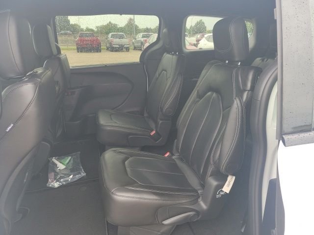 2026 Chrysler Pacifica Select - Photo 18