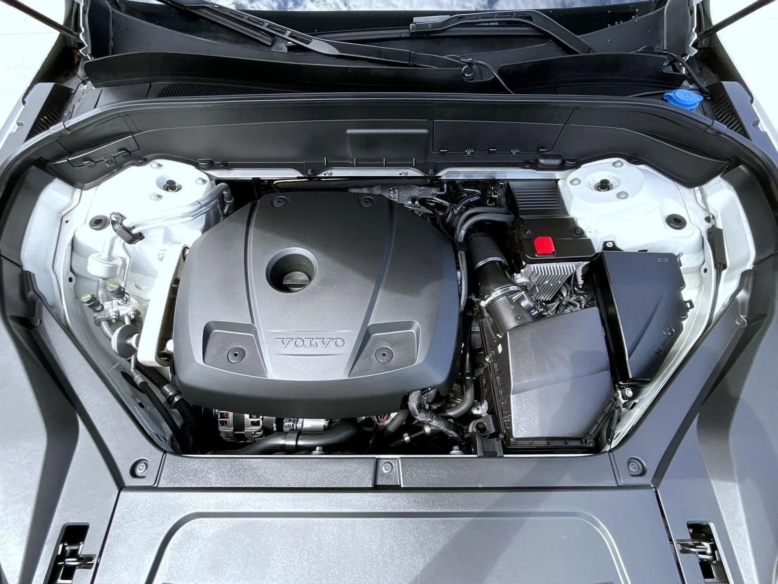 Used 2020 White Volvo T5 Momentum image 27