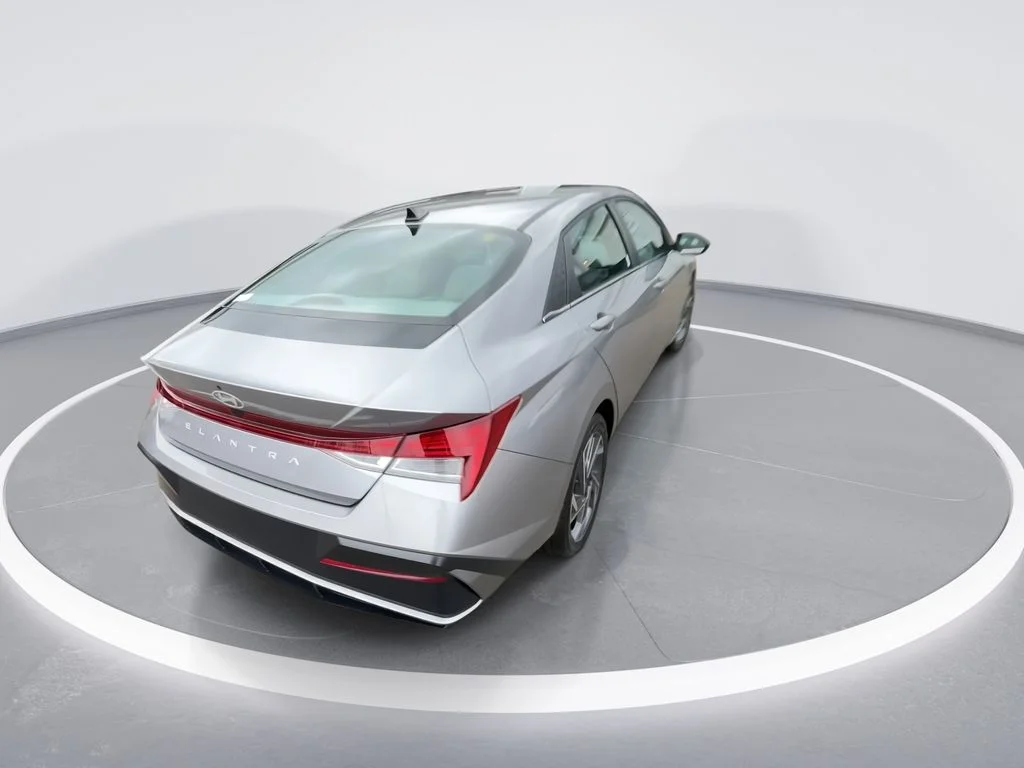 Used 2025 Silver Hyundai SEL Convenience image 8