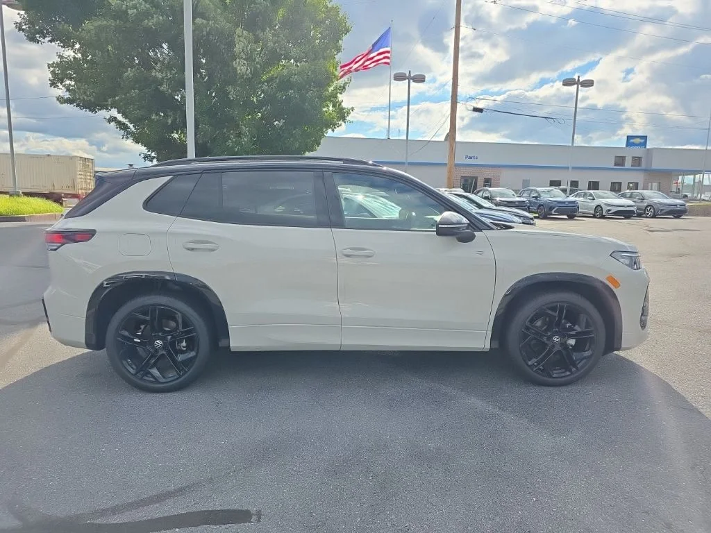 New 2026 Sandstone w/Deep Black Roof Volkswagen 2.0T SE R-Line Black image 4