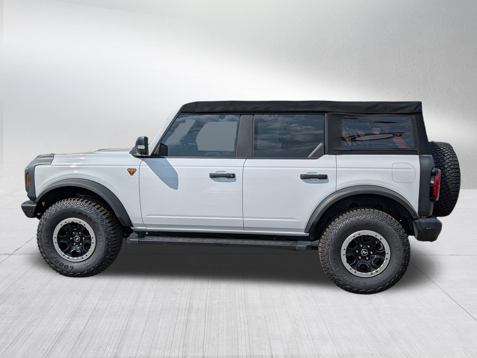 Used 2022 Oxford White Ford Badlands image 4