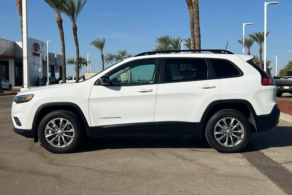 Used 2022 White Jeep Latitude Lux image 9