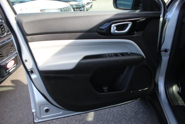 Used 2025 Silver Jeep Limited image 20