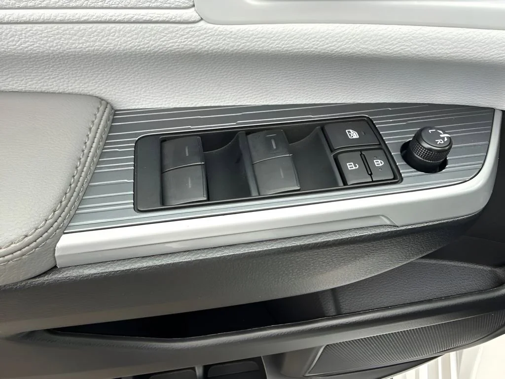Used 2025 Ice Cap Toyota LE image 27