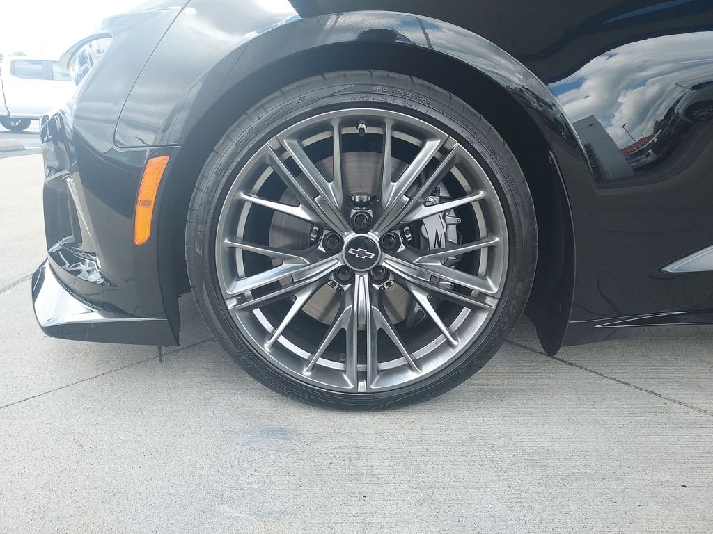 Used 2022 Black Chevrolet ZL1 image 10