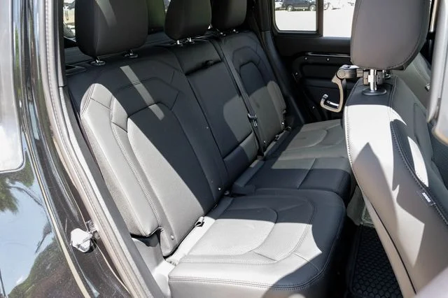 New 2026 Santorini Black Land Rover X-Dynamic SE image 42