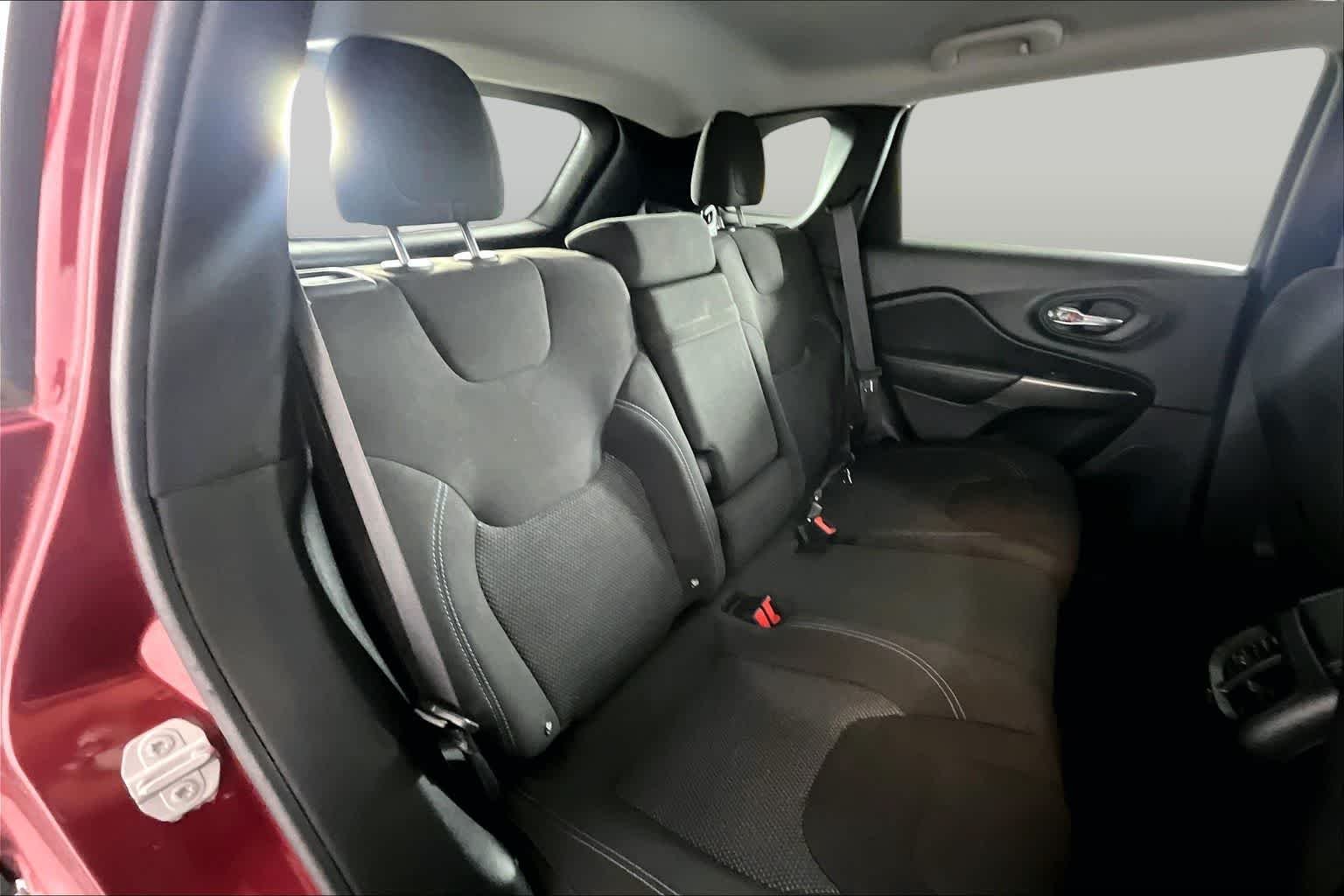 Used 2019 Velvet Red Pearlcoat Jeep Latitude image 20