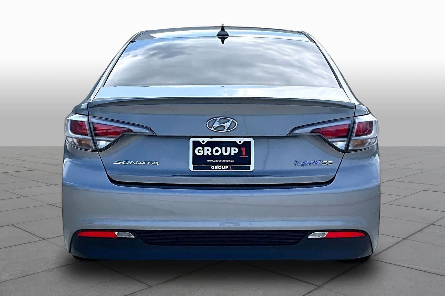 Used 2017 Metropolis Gray Hyundai SE image 5