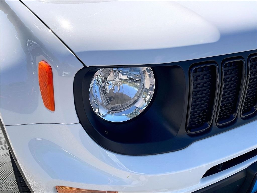 Used 2022 Alpine White Clearcoat Jeep Altitude image 28
