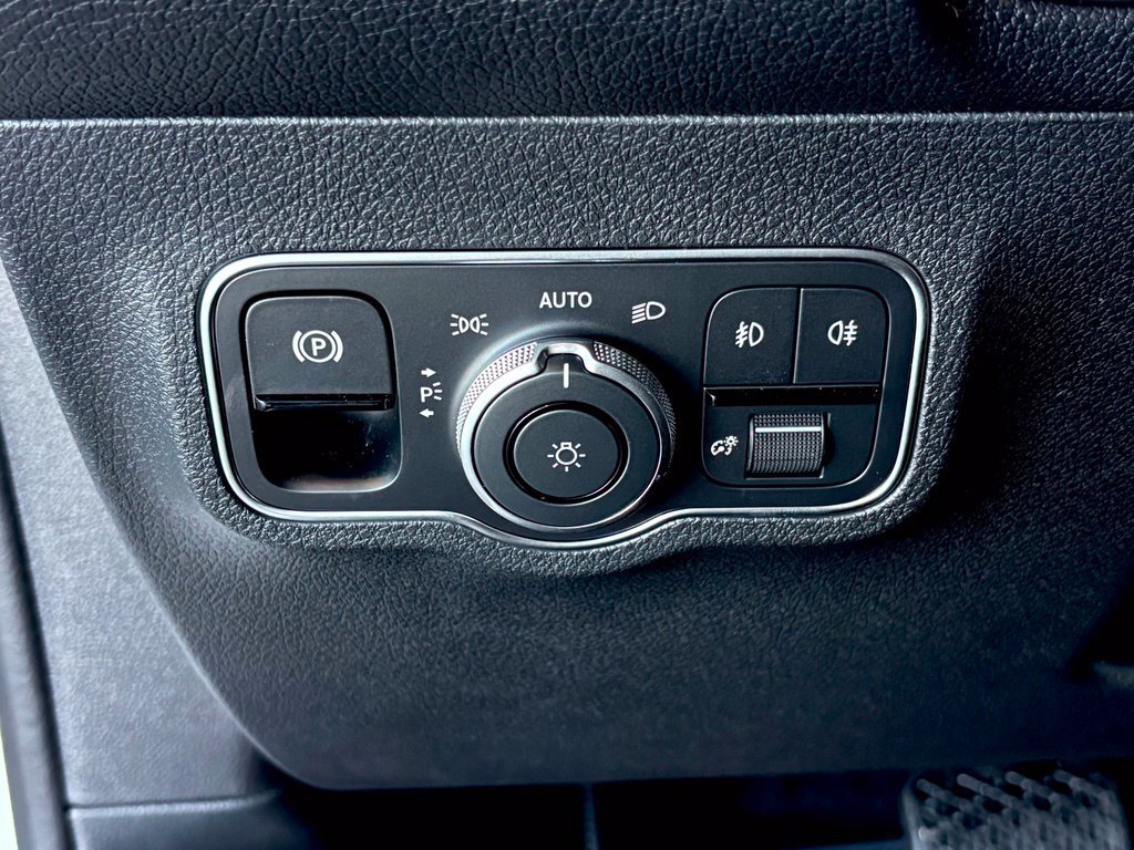 New 2026 Polar White Mercedes-Benz GLB 250 image 11