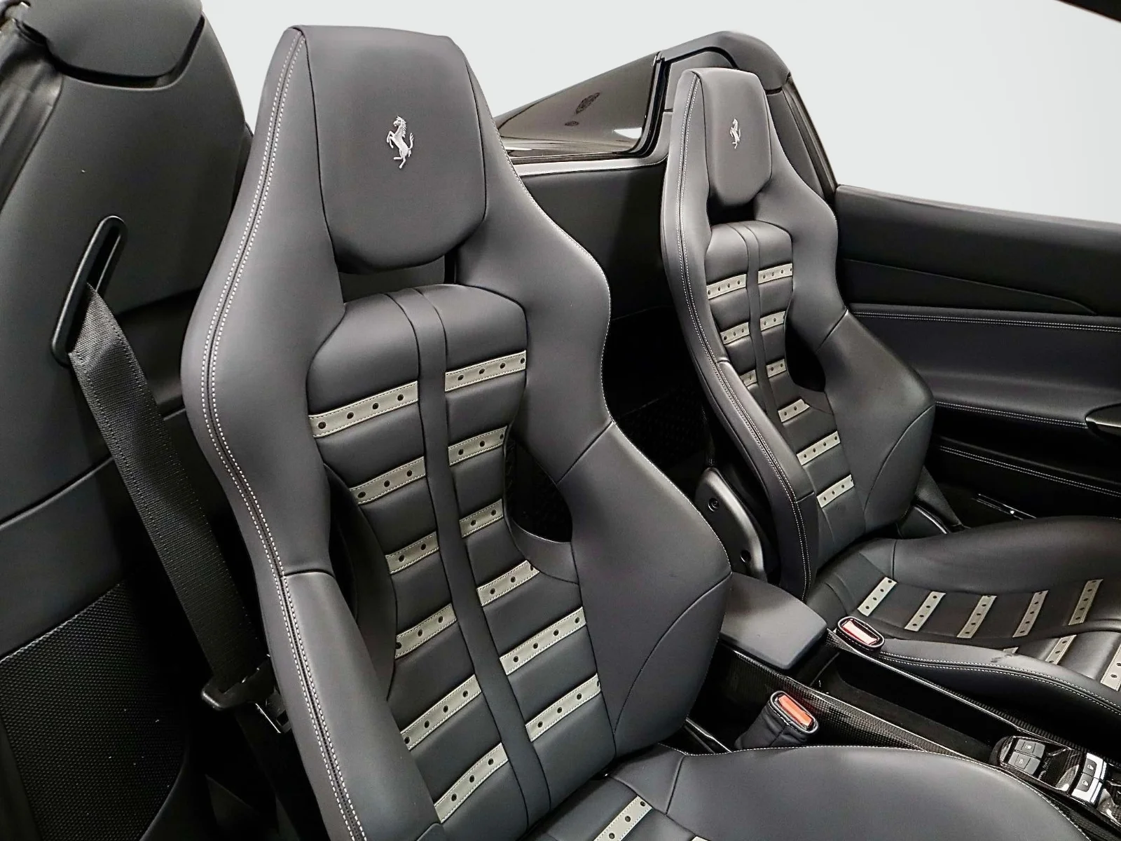 Used 2018 Grigio Silverstone Metallic Ferrari Convertible image 18