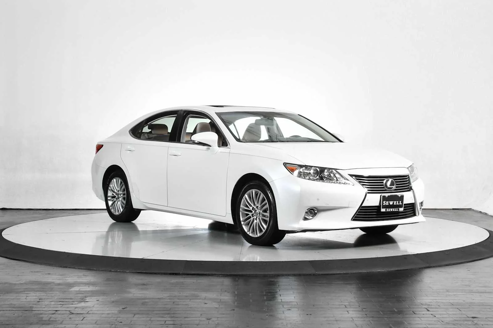 Used 2015 Starfire Pearl Lexus  image 9