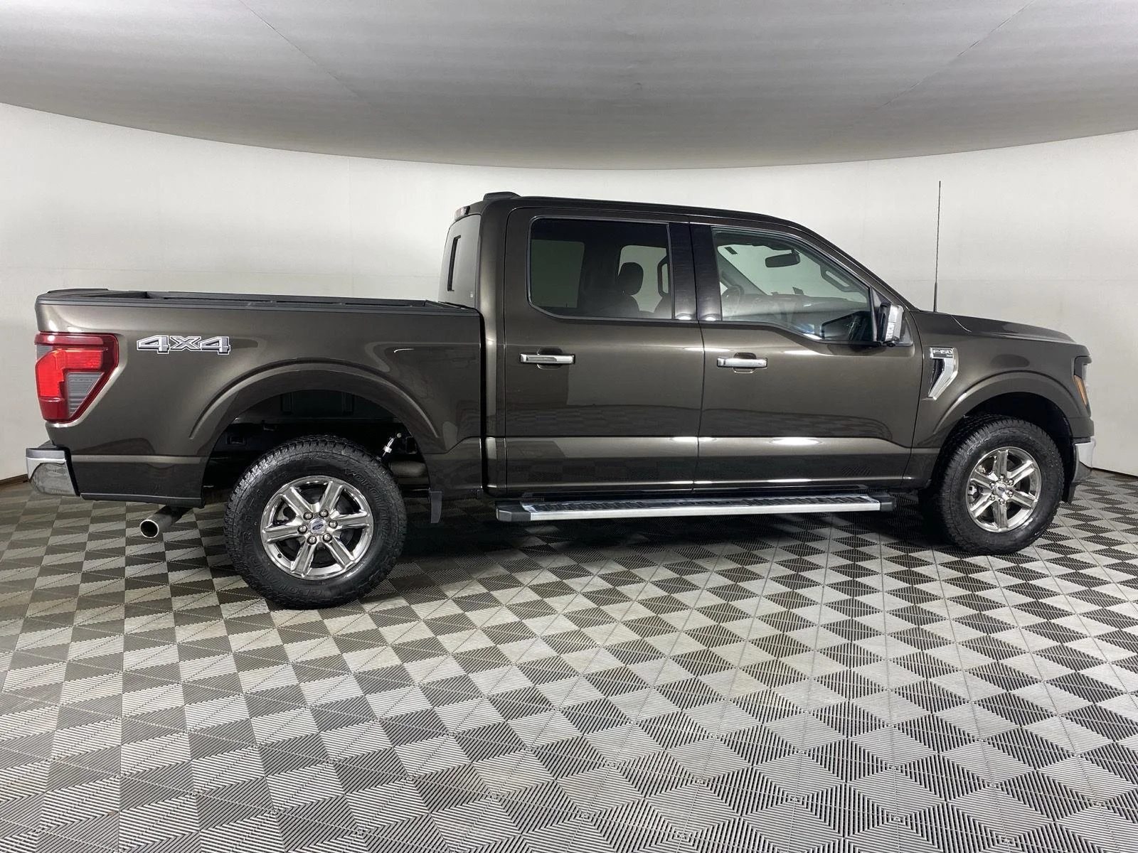 Used 2024 Darkened Bronze Ford XLT image 18