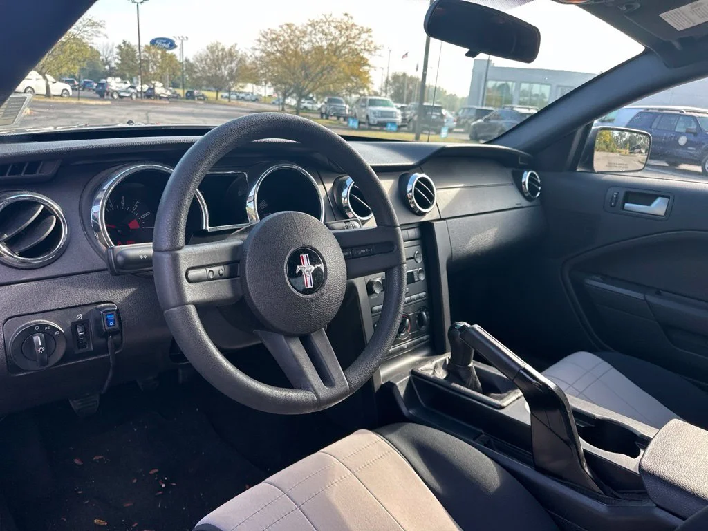 Used 2009 Gray Ford V6 image 15