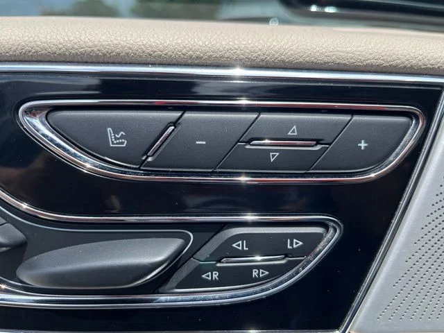Used 2020 White Lincoln Reserve image 11