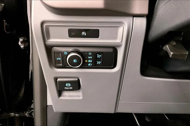 Used 2025 Agate Black Metallic Ford XLT image 38
