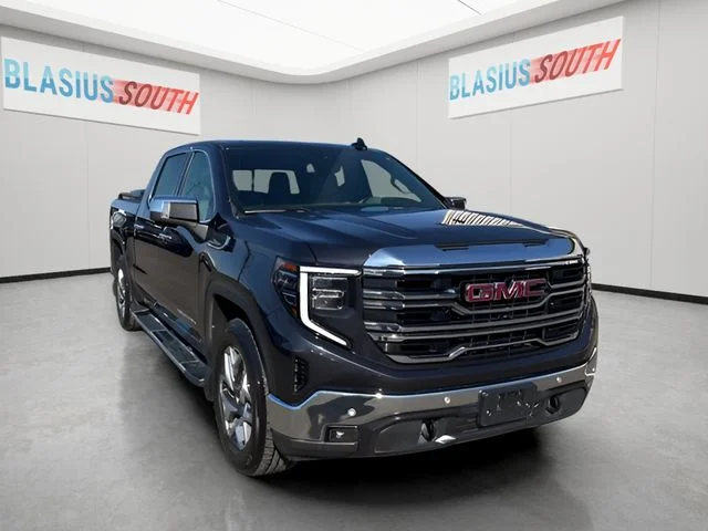 2022 GMC Sierra 4WD Crew Cab Short Box SLT's photo