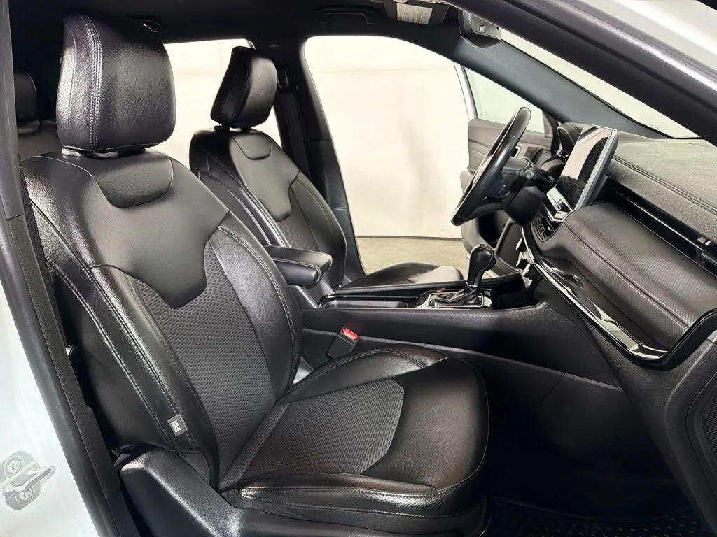 Used 2022 White Jeep Latitude image 23