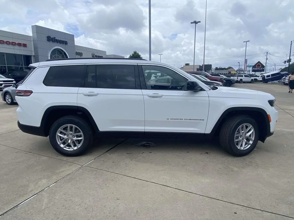 New 2026 Bright White Clear-Coat Exterior Paint Jeep Laredo X image 7