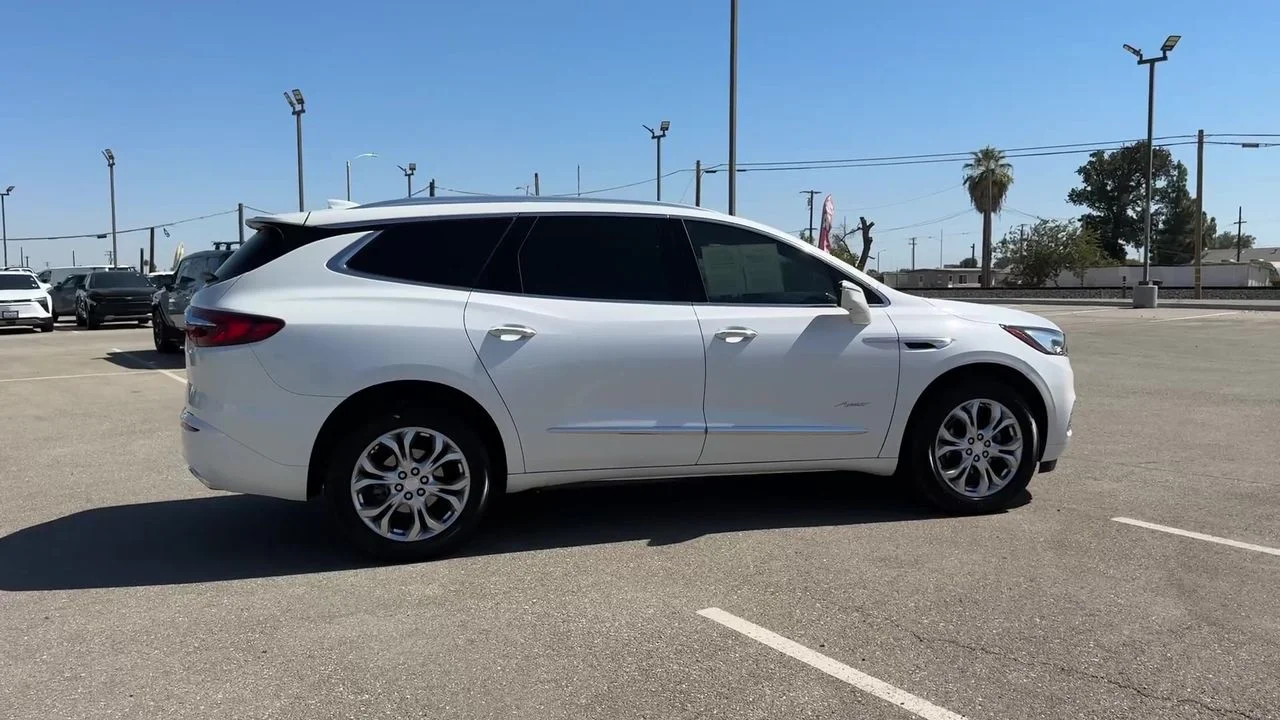 Used 2021 WHITE FROST TRICOAT Buick Avenir image 40