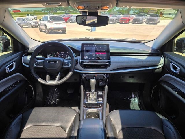 Certified Used 2022 Diamond Black Crystal Pearlcoat Jeep Latitude image 19