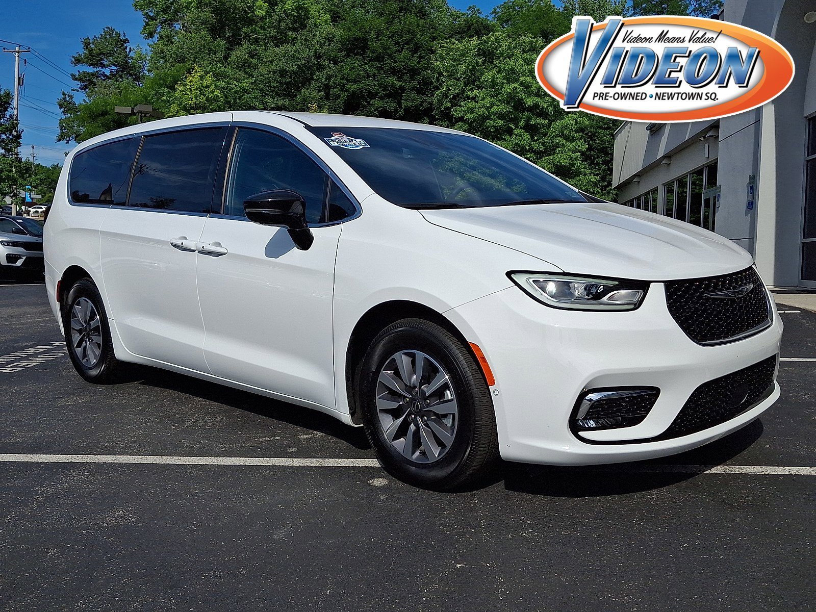 Used 2025 Bright White Clearcoat Chrysler Hybrid Select image 1
