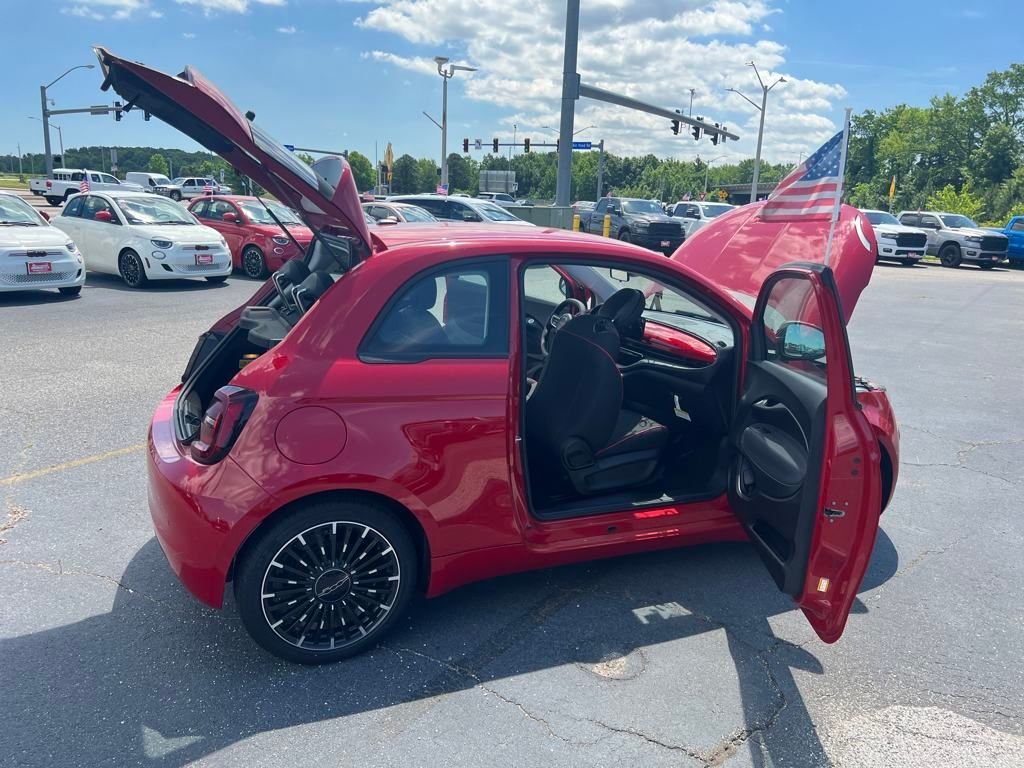 2024 Fiat 500e Red photo 4
