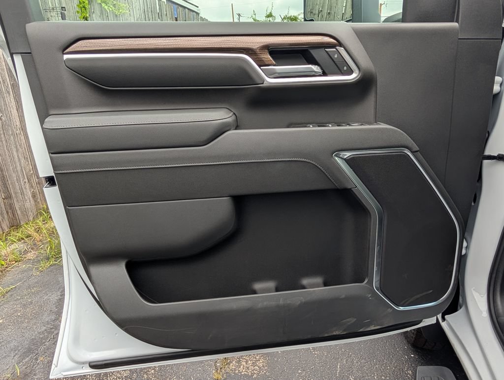 New 2026 Summit White Chevrolet LT DRW image 12