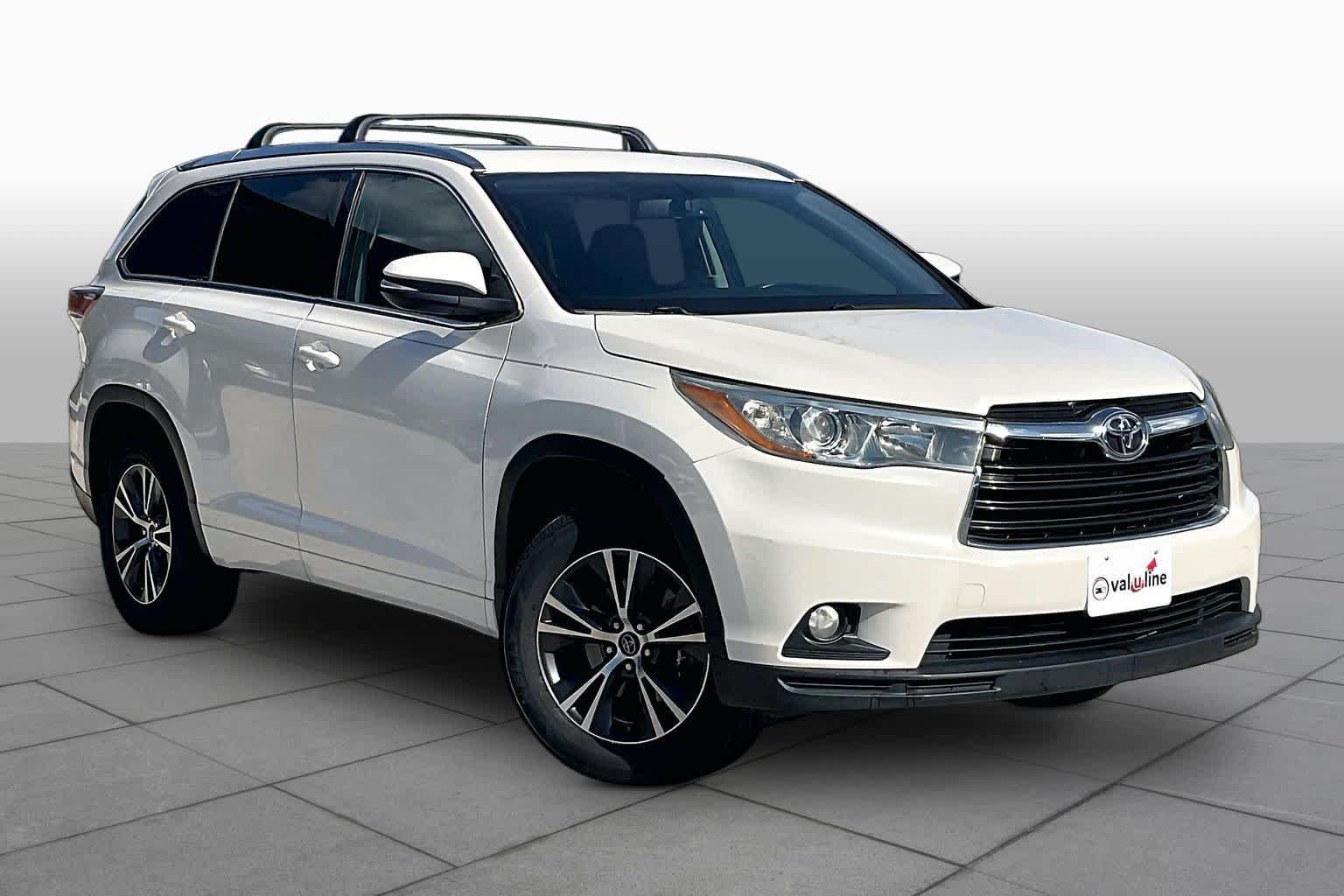 Used 2016 Blizzard Pearl Toyota XLE image 3